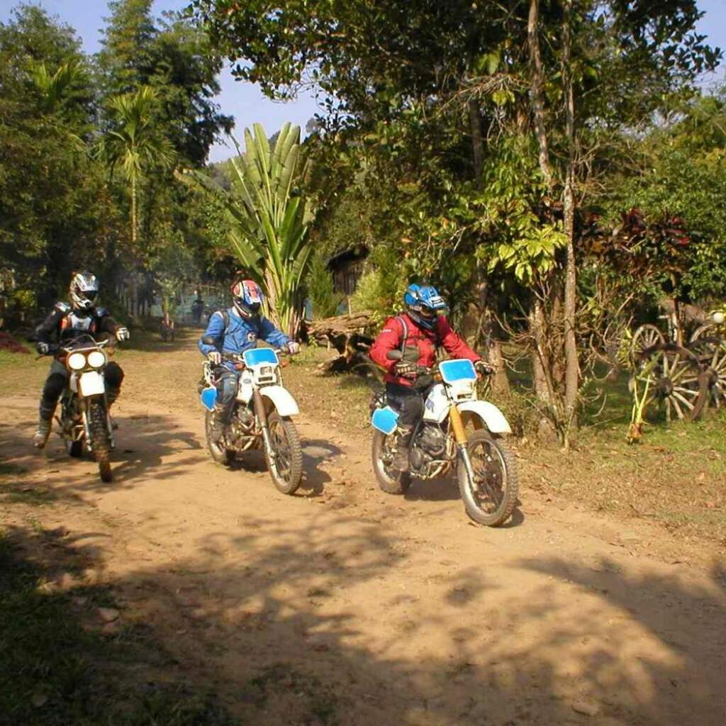 Motorradreisen Thailand Abenteuer Bergregion Lagerfeuer